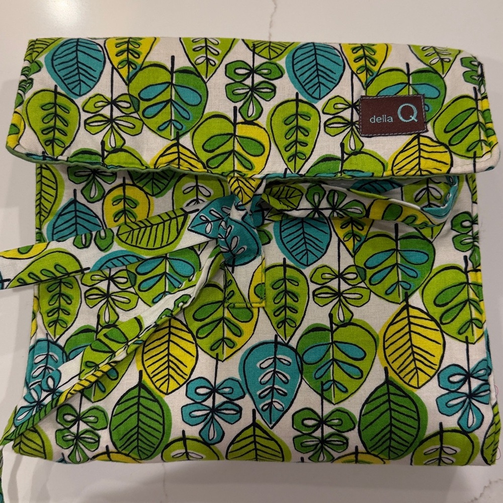Della Q, the Q Green Leaf Pattern Circular Knit Needle Organizer Roll